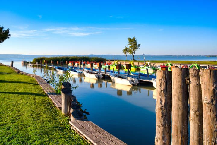 Tretboote am Steg in Podersdorf am Neusidlersee 